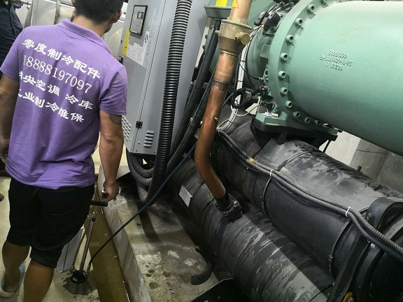 比澤爾螺桿機更換機油，機濾，保養現場(chǎng)。